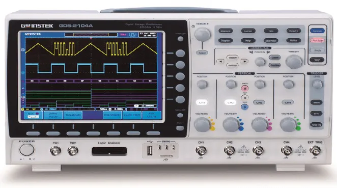 Osciloscópio em uso no laboratório